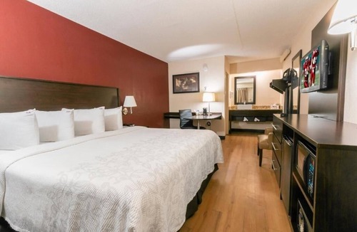 Columbus Hotel | 2 Affordable Rooms Near Iconic Attractions for Family Fun