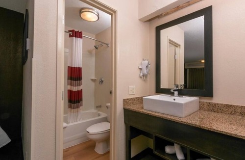 Columbus Hotel | 2 Affordable Rooms Near Iconic Attractions for Family Fun
