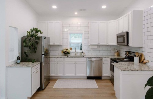 Wilmington House | 2 bedroom guesthouse with private fenced in yard!