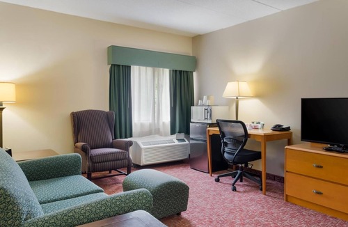 Smithfield Hotel | 2 Budget-Friendly Rooms near Fresco Smithfield | Free Parking & Pool Access