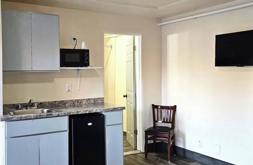 Hollywood District Hotel | 2 Budget Rooms with Easy Walkability to Popular Portland Hotspots