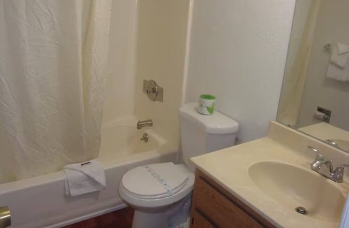 Lake Havasu City Hotel | 2 Charming Rooms Close to Windsor Beach - 3.1 miles away + Free Parking