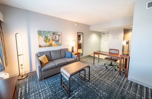 Kutzky Park Hotel | 2 Comfortable Accommodation! Kitchen, Pet-Friendly, Indoor Pool, Free Breakfast!