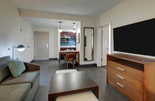 Mount Pleasant Hotel | 2 Convenient Suites Near Charles Pinckney Site – Enjoy Comfort for Families