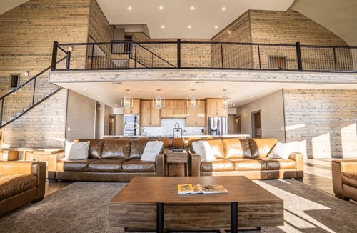 Ashton Cabin | 2 Dome Cabins-1 hr to Yellowstone-Hot tub+Theater+Gaming Room+Pool Table+Air Hockey+Shuffle Board+Secret Kids Playroom