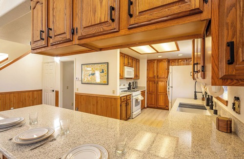 Big Bear Lake Ski Chalet | 2 Fireplaces, Spa, pizza oven, Golf, Hiking