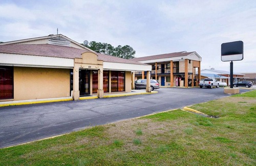Williamston Apartment | 2 Full Bed|Smoking|Williamston