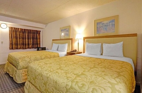 Brookville Hotel | 2 Group-Friendly Rooms near Castle Playground, w/Free Parking!