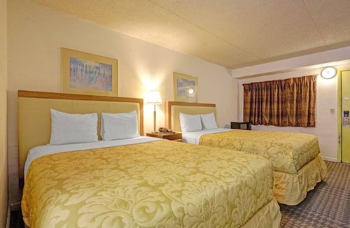 Brookville Hotel | 2 Group-Friendly Rooms near Castle Playground, w/Free Parking!