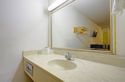 Brookville Hotel | 2 Group-Friendly Rooms near Castle Playground, w/Free Parking!