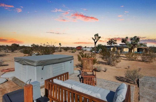Joshua Tree House | 2 Homes, Hot Tub, Firepit, BBQ, Games by MariamsBnb