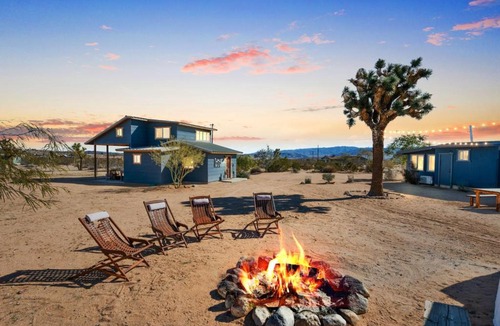 Joshua Tree House | 2 Homes, Hot Tub, Firepit, BBQ, Games by MariamsBnb