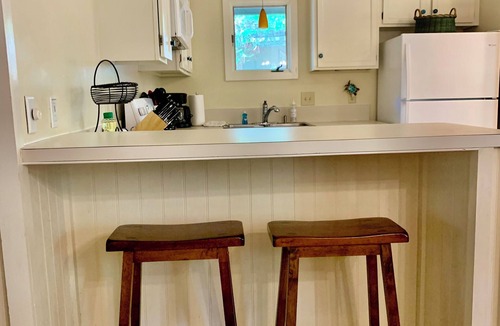 West Beach Cottage | 2 Inlet Cove; steps from the dock & pool; 10 min walk to the beach; EV charger