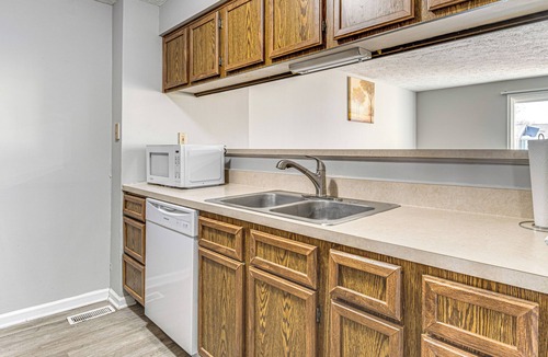 Castleton Condo | 2 Mi to Castleton Square Mall! Quaint Condo
