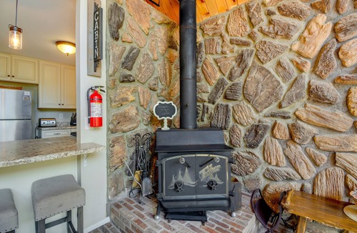 Prescott Cabin | < 2 Mi to Dtwn: Prescott Cabin w/Furnished Deck
