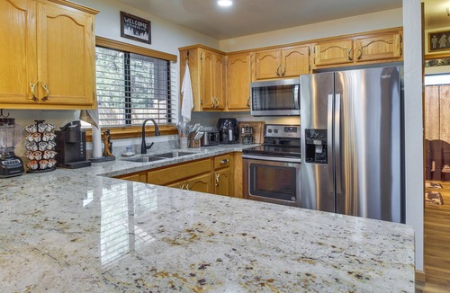Show Low Cabin | 2 Mi to Show Low Lake: Scenic Cabin w/Balcony