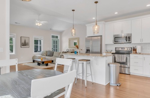 Newport House | 2 Minutes from the Water! Pet-Friendly Fully Fenced Backyard!