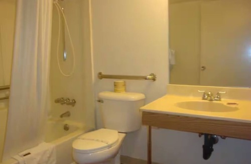 Lake Havasu City Hotel | 2 Peaceful Rooms w/Free Parking + Relaxing Stay Perfect for a Weekend Escape