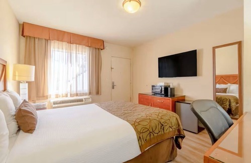 Yuma Townsite Hotel | 2 Queen Room Stay | Onsite Pool & Gym | Close to Colorado River Trails