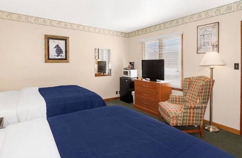 Lansing House | 2 queen room