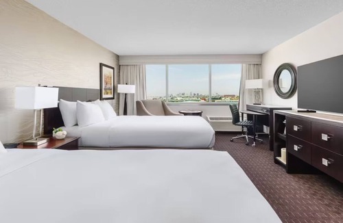 Phoenix Hotel | 2 Queens at Crowne Plaza Phoenix Airport with Pool & Free Shuttle Service