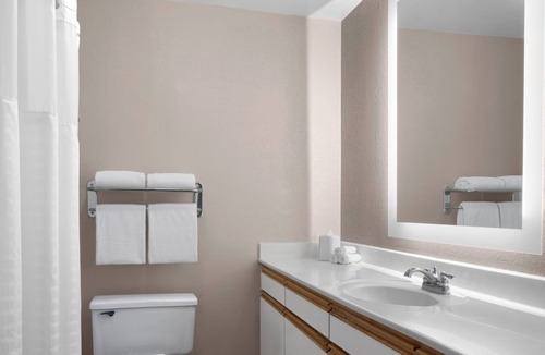 Pleasanton Hotel | 2 Relaxing Units | A Short Ride to Vineyards | Room w/Kitchen