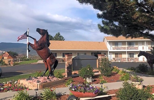 Torrey Hotel | 2-Star Hotel ∙ Broken Spur Inn & Steakhouse