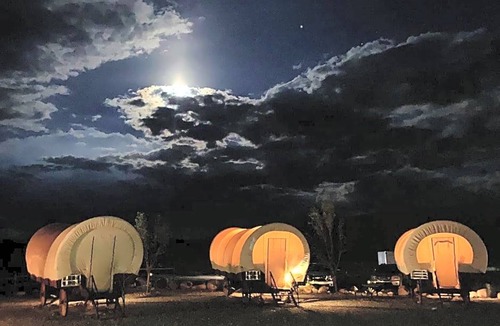 Torrey Hotel | 2-Star Hotel ∙ Broken Spur Inn & Steakhouse