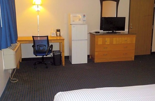 North Camellia Acres Hotel | 2-Star Hotel ∙ SureStay Hotel by Best Western Norfolk Little Creek