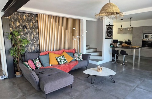 Cirendinu House | 200-square-meter villa with ocean views, air-conditioned, sleeps 8. Fully renovated.