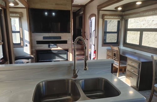 Lenore House | 2019 40' 5th wheel on quiet property in the country with spectacular river views