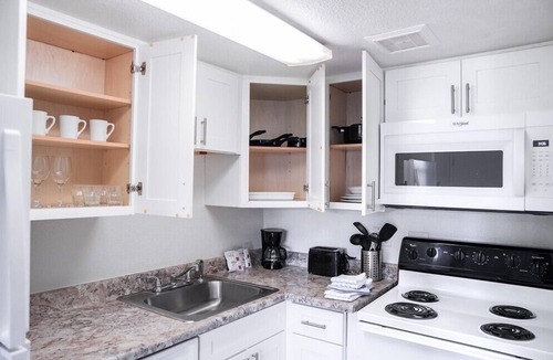 New Papago Parkway Apartment | 240 Relaxing Scottsdale Stay – Pet-Friendly, Park Views & Putting Green