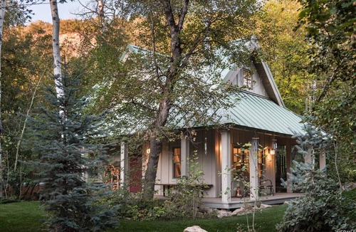 Mount Pleasant Cabin | 25-Bed, Amenity-Rich Estate in a Private Forest