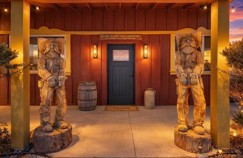 Valle House | 25 Min to Grand Canyon, Hot Tub, Fire Pit & Fun