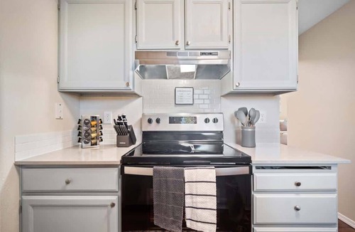 North Spokane Condo | *2bed/1bath, shopping, parking!