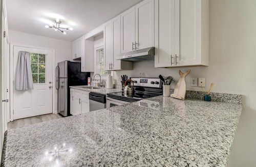 Wilmington House | 2BR/2BA Cottage centrally located in Midtown