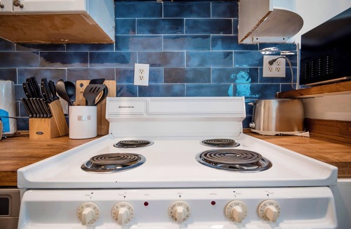 Thunderbolt Apartment | 2BR Chic Duplex - Firepit - Perfect for Travel