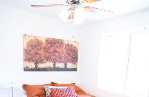 Menlo Park House | 2BR in Quiet Menlo Park. Close to downtown and I-10. Fully stocked kitchen.
