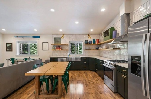 Post Falls Condo | 2BR Loft w/Private Patio & Water Views