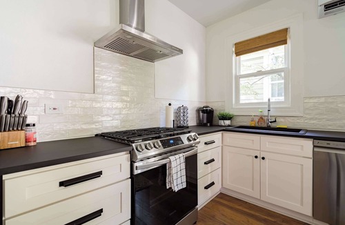 Uptown House | 2BR - Trendy NW 23rd - Walk to Cafes & Shops