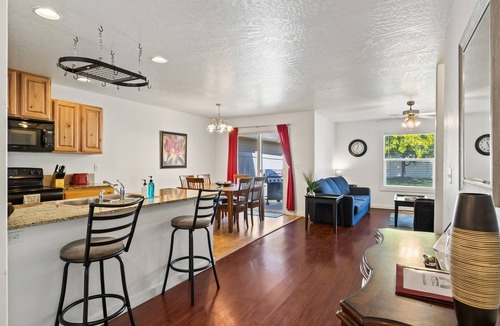 Meridian House | 3 Adjacent Homes | Great for Families | Sleeps 24!