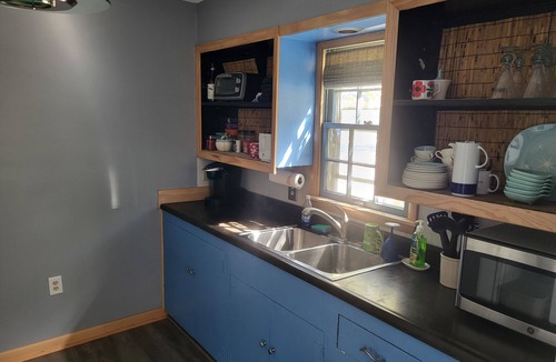 Huron House | 3-bdrm lake house w private beach. 10 mins to Cedar Pt. Wi-Fi & 1-car garage.