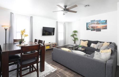 Golden Hill House | 3 Bedroom 2 Bath House with Parking - 10 Guests