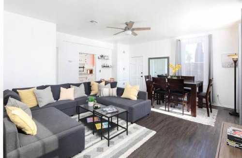 Golden Hill House | 3 Bedroom 2 Bath House with Parking - 10 Guests