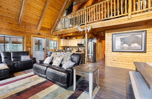 Meadow View Heights Cabin | 3 Bedroom, 4 Bed, 3 bathroom Cabin with Hot Tub in Duck Creek