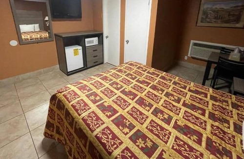 Victorville House | 3 Bedroom Full Property 2 Queen beds and 2 Single Queen beds