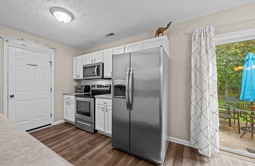 James City House | 3 Bedroom Home with King Bed, Fenced Yard & Pool Table