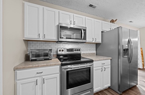 James City House | 3 Bedroom Home with King Bed, Fenced Yard & Pool Table
