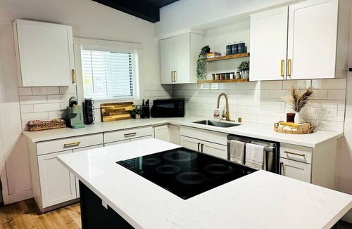 Carmichael House | 3 Bedroom Modern Elegance - Gourmet Kitchen