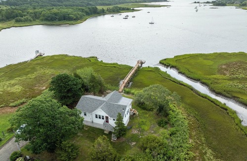 Weweantic House | 3-bedroom Waterfront house in delightful Wareham with AC for relaxing stays